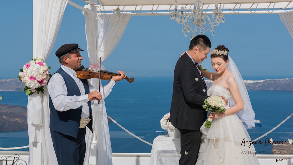 Elopement Wedding of Alva in Santorini 9